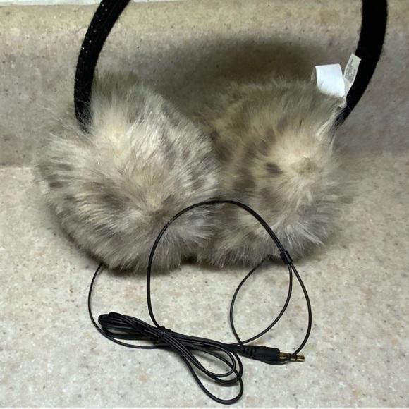 🌸🌸 Aeropostale Faux Fur Earmuffs with speakers - Picture 4 of 4
